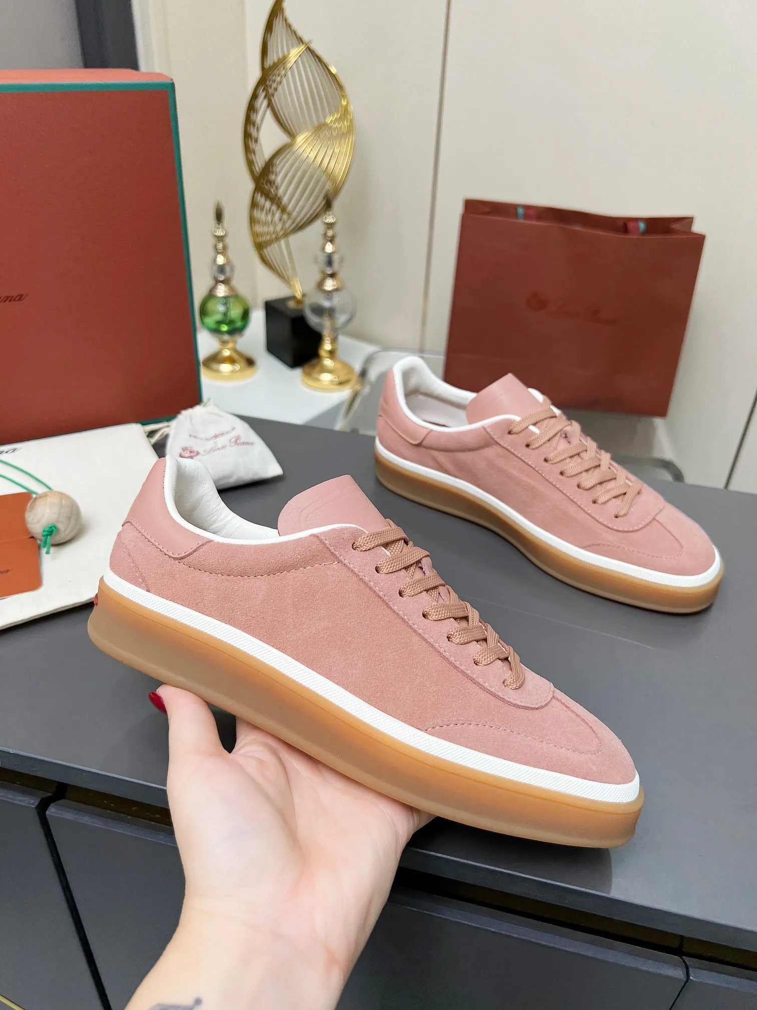 Factory price: 580💰Purchase level, high version🦅⛳️ Italy [Loro men's shoes💰iana] Tennis walk series L men's shoes💰Couple moral training shoes casual sports shoes sneakers🎁🎁 Original purchase development and production This new suede tennis shoe adopts an ultra-low design, suitable for wearing all year round👫👫 The wrapped sole creates an effortlessly attractive color combination that harmoniously blends functionality with understated style, making it the ideal shoe for urban wear. Soft calfskin tongue with Kummel color insert at the heel, embossed L Men's shoes 💰 Logo Cotton lace upper, cowhide suede sole Rubber-lined calfskin ✦ Upper: imported first-layer cowhide ➕ Customized original cowhide ✦ Lining: cowhide lining ➕ Cow leather insole ✦ Sole: Original open-molded T men's shoe 💰R ultra-lightweight outsole ✦Packaging: Original full set of packaging ✦Female size: 35--40, ✦Male size: 39--44, customized 45